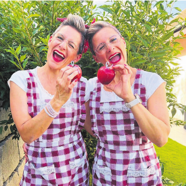Die «Öpfelchüechli»-Zwillinge - Nicole Enzler (links) und Kathrin Kobler bereichern das Reussfoodfestival 2026 mit ihrem «Öpfelchüechli»-Stand. Eine einmalige Sache für die beiden. Bild: zg