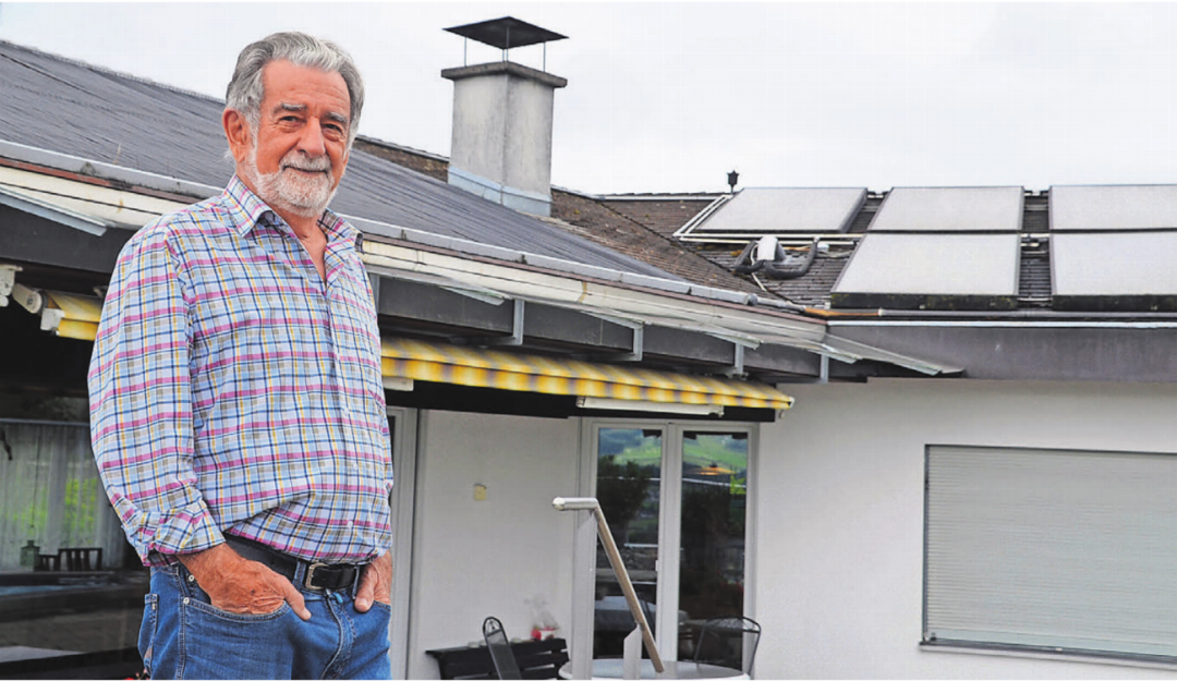 Fritz Brun nutzt auf seinem Dach die Sonnenwärme, links für die Heizung des Schwimmbeckens, rechts die Hochtemperatur-Panels fürs Haus. Bilder: Thomas Stöckli Fritz Brun nutzt auf seinem Dach die Sonnenwärme, links für die Heizung des Schwimmbeckens, rechts die Hochtemperatur-Panels fürs Haus. Bilder: Thomas Stöckli