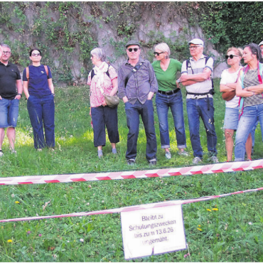 Vielseitige Pflanzenkunde - Auf der Wiese vor dem Restaurant Bijou erklärt Thomas Hufschmid (links) von der Koordinationsstelle Neobiota am hier wachsenden Berufkraut den Umgang mit invasiven Neophyten. Bilder: Bernadette Oswald