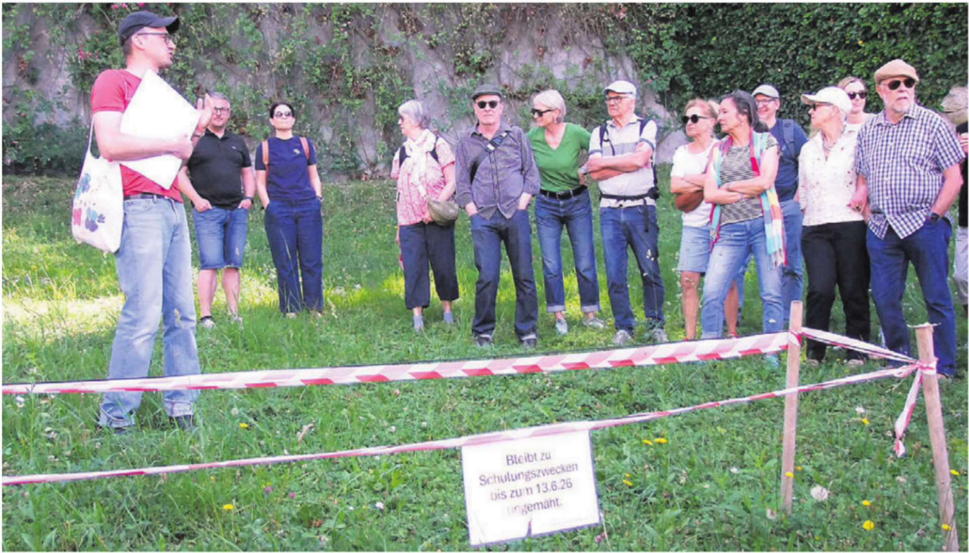 Auf der Wiese vor dem Restaurant Bijou erklärt Thomas Hufschmid (links) von der Koordinationsstelle Neobiota am hier wachsenden Berufkraut den Umgang mit invasiven Neophyten. Bilder: Bernadette Oswald - Das Bild wird blockiert. – Möglicherweise durch einen aktiven Adblocker.