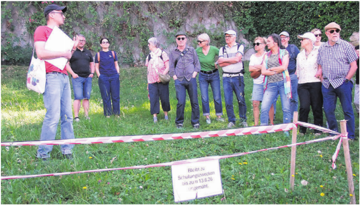 Auf der Wiese vor dem Restaurant Bijou erklärt Thomas Hufschmid (links) von der Koordinationsstelle Neobiota am hier wachsenden Berufkraut den Umgang mit invasiven Neophyten. Bilder: Bernadette Oswald