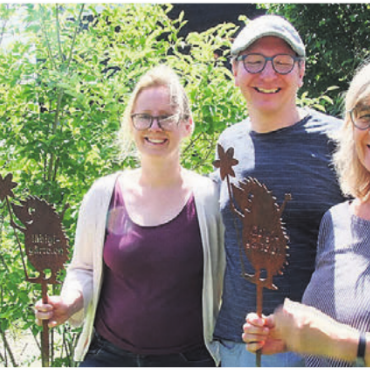 Vielseitige Pflanzenkunde - Die Gartenbesitzer Esther Lutz Kuoni, Matthias Kuoni und Barbara Scherrer (von links) freuen sich über die Auszeichnung mit der «Igel-Tafel».