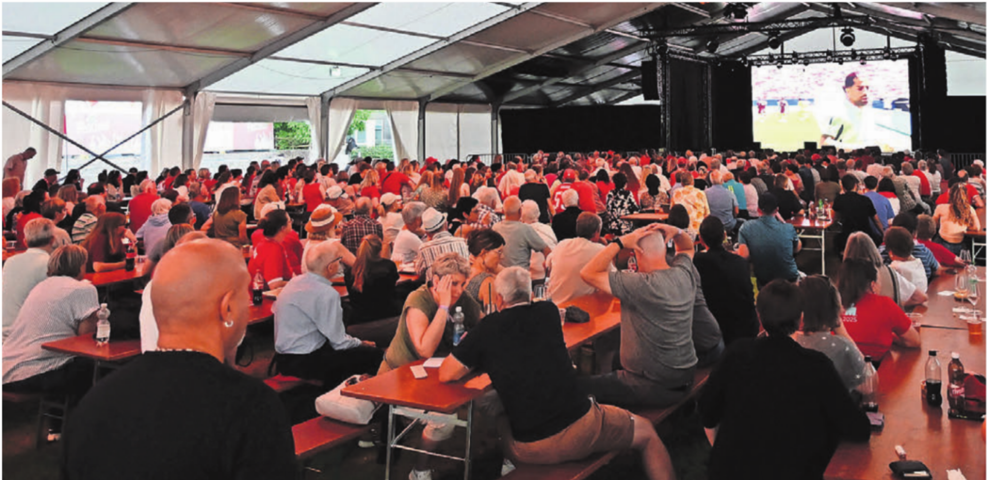 Der Abend stand ganz im Zeichen der Fussball-Weltmeisterschaft. Bild: zg - Das Bild wird blockiert. – Möglicherweise durch einen aktiven Adblocker.