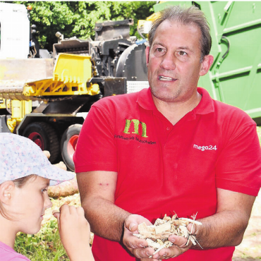 Der Vorrat reicht noch aus - Holzschnitzel sind zu einer wichtigen Einnahmequelle des Forstbetriebs geworden, wie Förster Christoph Schmid informierte. Bild: eob