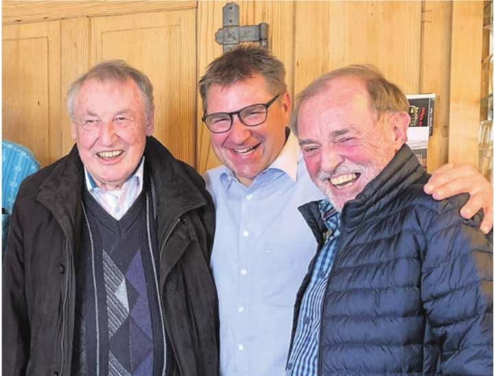 Immer ein gern gesehener Gast: Theo Fischer (links) zusammen mit alt Gemeindeammann Urs Bosisio (rechts) beim Ausflug der Ortssektion zu Toni Brunner. Bild: zg