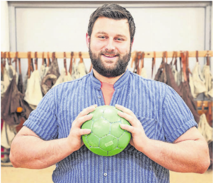 Schwingen und Handball. Lukas Schwenkfelder ist vielseitig. Bild: Archiv