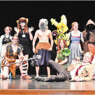 Helden müssen schwitzen - Die Cosplay-Contest-Teilnehmer zusammen mit einem Teil des OK. Bild: mo