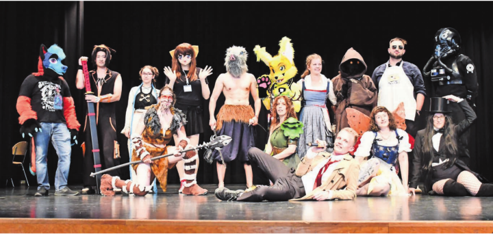 Die Cosplay-Contest-Teilnehmer zusammen mit einem Teil des OK. Bild: mo