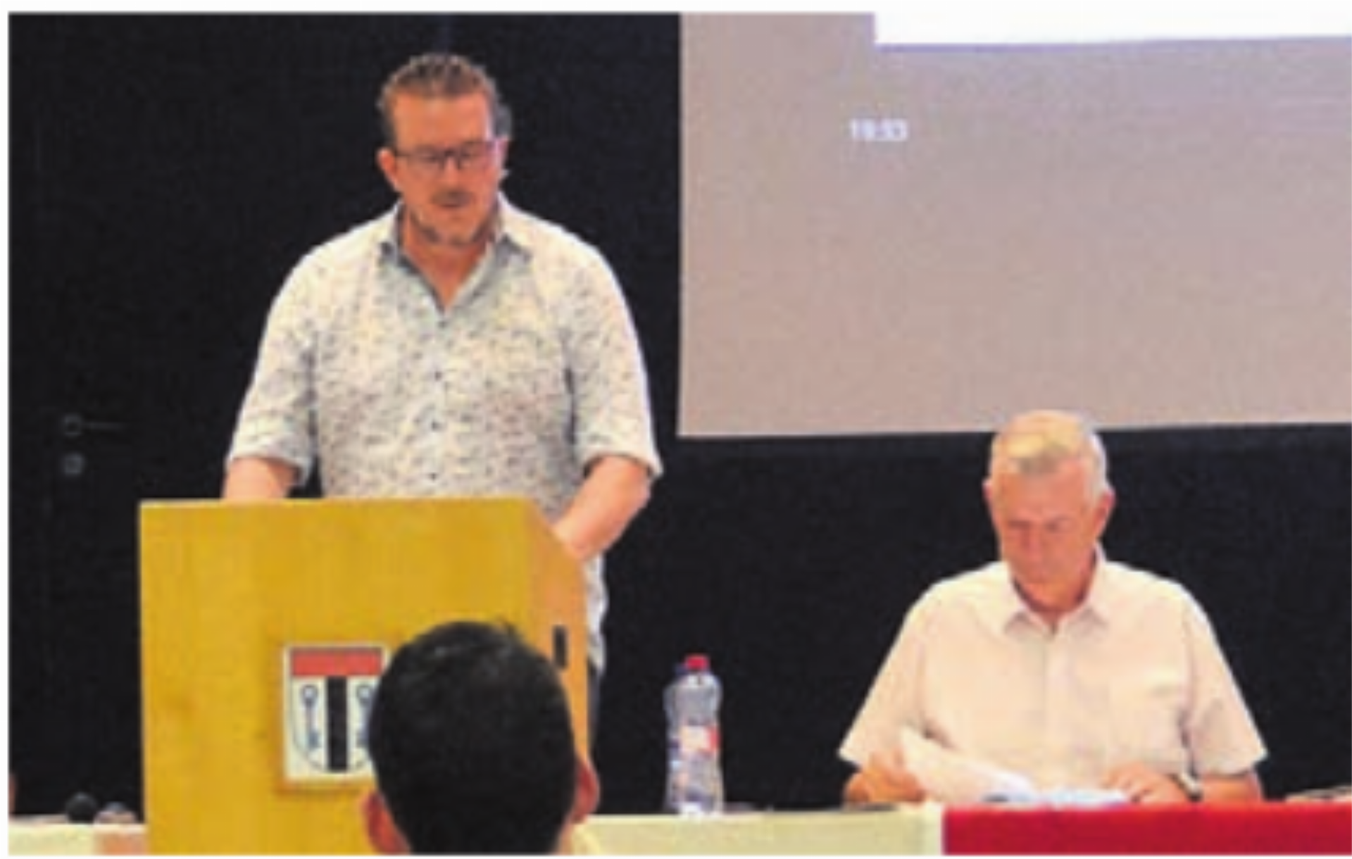 Reto Knecht (stehend) stellte das Bauprojekt vor. Bild: rwi - Das Bild wird blockiert. – Möglicherweise durch einen aktiven Adblocker.