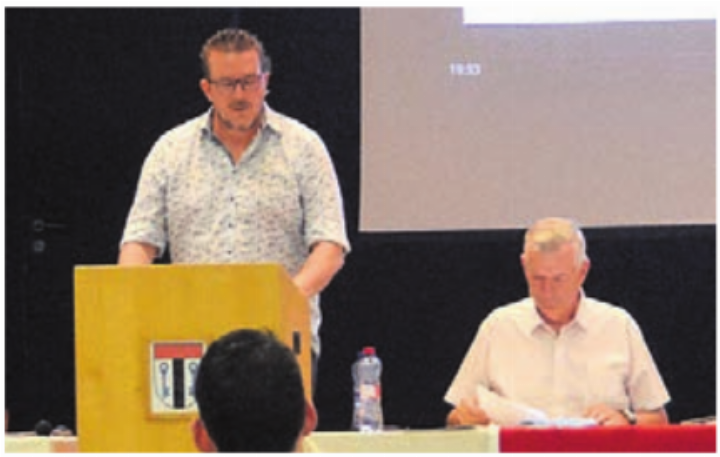Reto Knecht (stehend) stellte das Bauprojekt vor. Bild: rwi