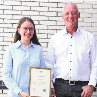 Aufbruch in neue Gefilde - Elina Hauswirth erhielt aus den Händen von Präsident Roland Hodel die Kiwanis-Auszeichnung für den besten Maturabschluss an der Kanti Wohlen.