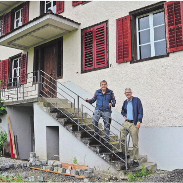 Ein Haus für Begegnungen - Am Gerberhaus gibt es immer etwas zu tun. Peter Villiger, Präsident des Vereins Kulturgeschichte (links), und Vizepräsident Andi Hofmann packen selber mit an. Ihre Vision ist klar: Das Gerberhaus soll ein lebendiges Dorfmuseum sein. Man kann hier in die Welt von damals eintauchen und es ist ein Ort der Geselligkeit und der Begegnung für Jung und Alt. Bild: Sabrina Salm