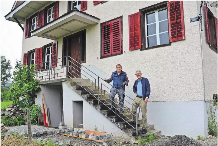 Am Gerberhaus gibt es immer etwas zu tun. Peter Villiger, Präsident des Vereins Kulturgeschichte (links), und Vizepräsident Andi Hofmann packen selber mit an. Ihre Vision ist klar: Das Gerberhaus soll ein lebendiges Dorfmuseum sein. Man kann hier in die Welt von damals eintauchen und es ist ein Ort der Geselligkeit und der Begegnung für Jung und Alt. Bild: Sabrina Salm
