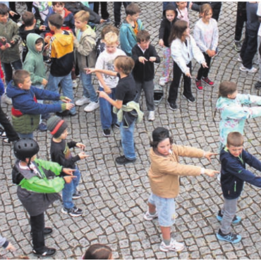 Ausstellungen und Talentshow - Der gemeinsame Eröffnungstanz machte viel Freude. Bild: zg