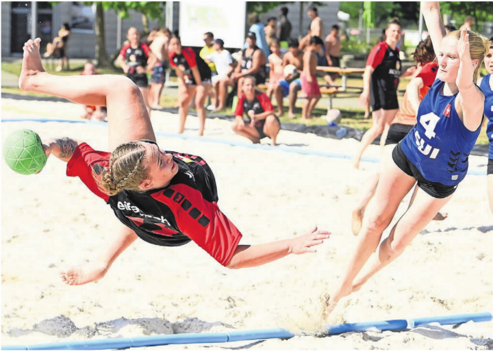Das Team der Wohlerinnen – die «Beachturtles» (links) – sündigte reihenweise vor dem Tor. Bilder: Alexander Wagner
