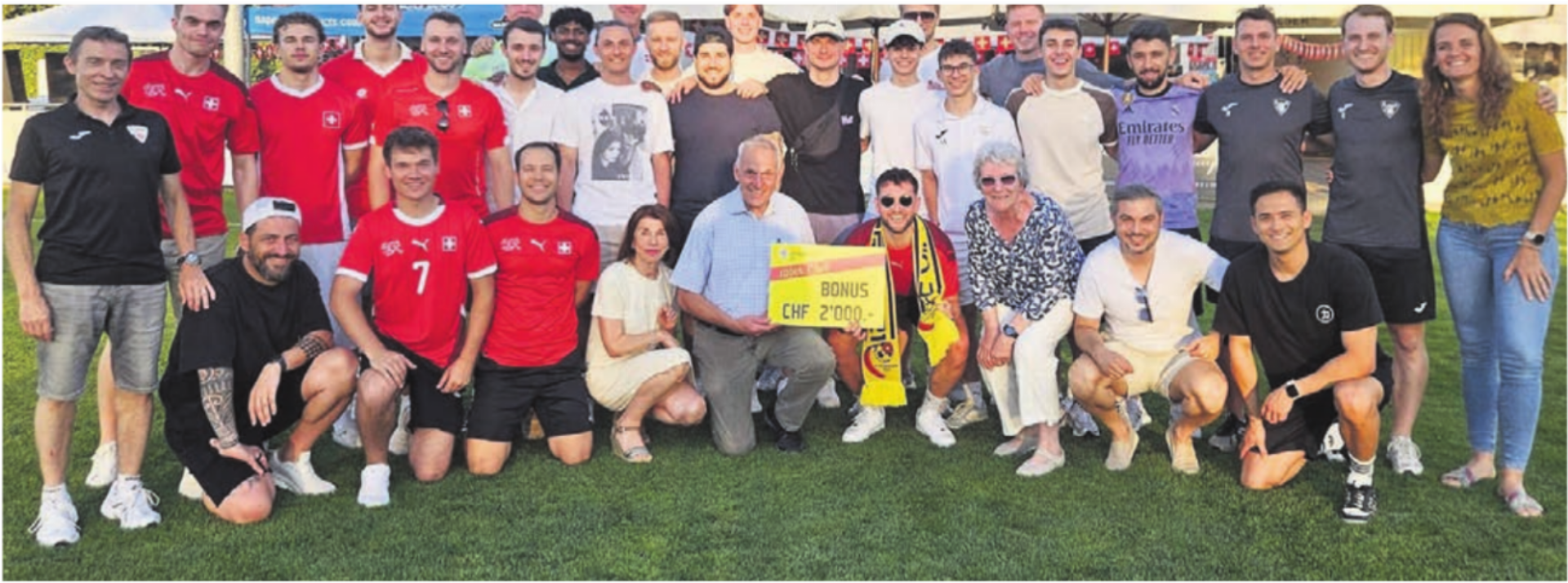 Der frühere Spitzenkoch Hugo Weibel (vorne, mit Schild) übergibt am letzten Donnerstagabend als Präsident des 100er-Clubs dem Aufsteigerteam des FC Villmergen einen Bonus für die Teamkasse über 2000 Franken. Bild: zg - Das Bild wird blockiert. – Möglicherweise durch einen aktiven Adblocker.