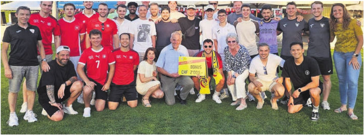 Der frühere Spitzenkoch Hugo Weibel (vorne, mit Schild) übergibt am letzten Donnerstagabend als Präsident des 100er-Clubs dem Aufsteigerteam des FC Villmergen einen Bonus für die Teamkasse über 2000 Franken. Bild: zg