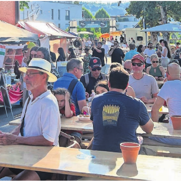 Das grosse Schlemmen ist eröffnet - Bereits am Mittwochabend zog das Reussfoodfestival viele Besucher an. Bild: sab