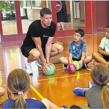Meisterklasse statt Mathe - Mit Andy Schmid war einer der erfolgreichsten Schweizer Handballer aller Zeiten zu Gast im Berikerhus. Bild: Sabrina Salm