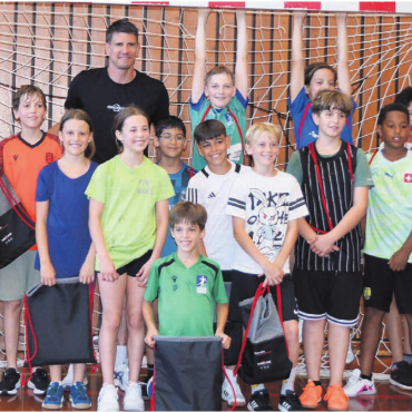 Meisterklasse statt Mathe - Die Schülerinnen und Schüler der Klasse 5a gaben im Training mit Andy Schmid vollen Einsatz. Sehr zur Freude des Handball-Nationaltrainers. Bilder: Sabrina Salm