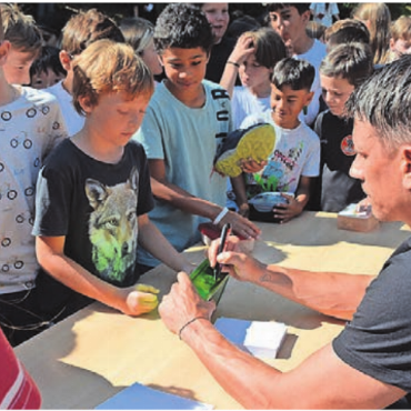 Meisterklasse statt Mathe - Fleissig gab die Handball-Ikone Autogramme.