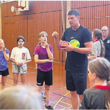 Meisterklasse statt Mathe - Andy Schmid hatte spannende Übungen für die Kids vorbereitet.