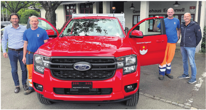 Kürzlich übergab die Steffen Garage AG, Remetschwil, dem Bauamt Eggenwil das neue Kommunalfahrzeug Ford Ranger: (v. l.) Dominik Steffen (Inhaber der Steffen Garage AG und Steffen Bus AG, Remetschwil), Bruno Meier (Leiter technische Betriebe/ Dienste Eggenwil), Markus Belser (Stv. Leiter technische Betriebe/Dienste Eggenwil) und David Keller (Geschäftsführer der Steffen Garage AG). Bild: gk