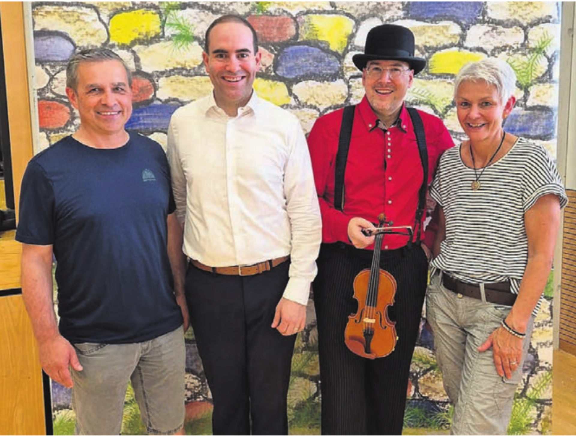 Erich Rey (Musikschule Kelleramt), Daniel Schrenk (Dirigent Brass Band), Detektiv Allegro (Andri Mischol) und Regina Klossner (Musikschule Kelleramt), von links. - Das Bild wird blockiert. – Möglicherweise durch einen aktiven Adblocker.