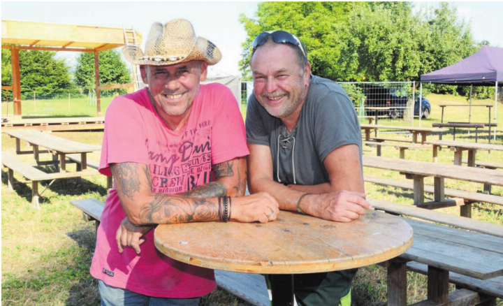 Das Festgelände ist bereit, Markus Beeler (links) und Markus Humbel freuen sich auf viele Freunde, Bekannte und alle anderen, die Lust auf einen gemütlichen Abend haben. Bild: Chregi Hansen