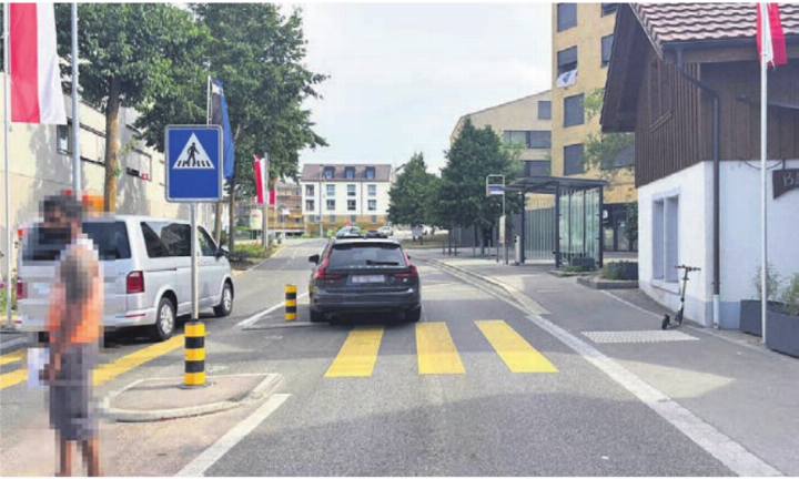 Der Unfall ereignete sich auf dem Fussgängerstreifen beim Dorfplatz. Bild: pz