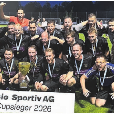 Jubel kennt keine Grenzen - Die Senioren 30  des FC Sins feiern den IFV-Cupsieg. Bild: zg
