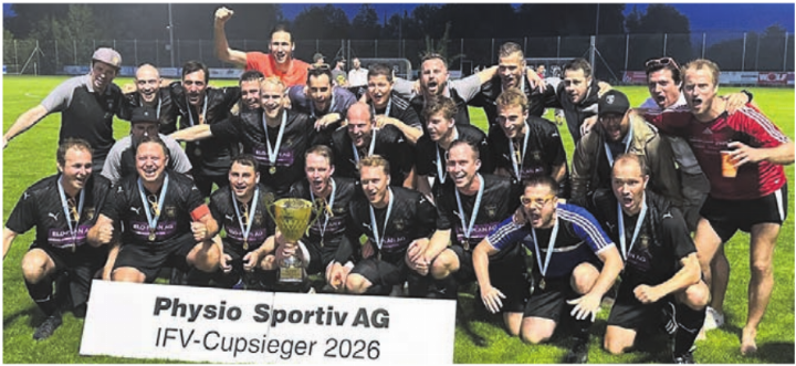 Die Senioren 30  des FC Sins feiern den IFV-Cupsieg. Bild: zg