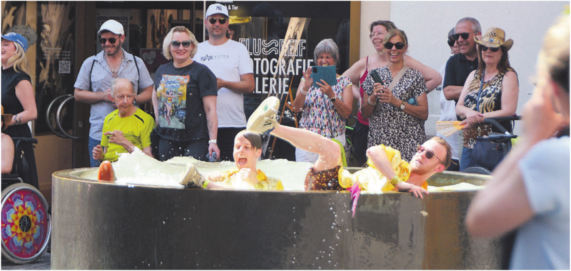 Die Kombi Reussfoodfestival / Schlagerwahnsinn brachte auch 2026 alles mit, was das Bremgarter Feierherz begehrt. Die bunte, fasnachtsgleiche Schlagerrallye zauberte viel Farbe in die Altstadt  und wer bei den Rekordtemperaturen ins Schwitzen geriet, rettete sich einfach mit einem erfrischenden Sprung in den Brunnen. Bild: Sabrina Salm - Das Bild wird blockiert. – Möglicherweise durch einen aktiven Adblocker.