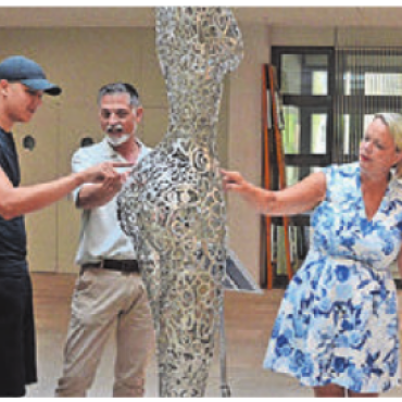 Symbol des Wandels - Die Skulptur von Evelyne Brader-Frank wurde genau angeschaut. Bild: rwi