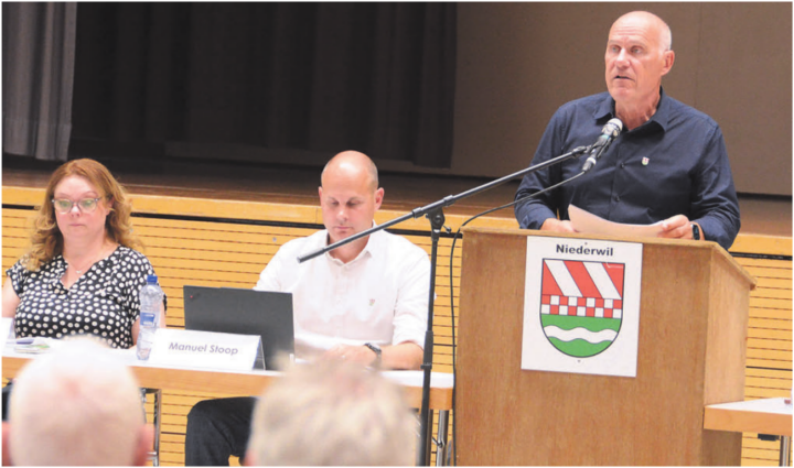 Gemeindeammann Norbert Ender musste viele Fragen rund um das Gemeindehaus beantworten. Frau Vizeammann Martina Balmer und Gemeinderat Manuel Stoop hingegen hatten leichtes Spiel mit ihren Geschäften.    Bild: Chregi Hansen