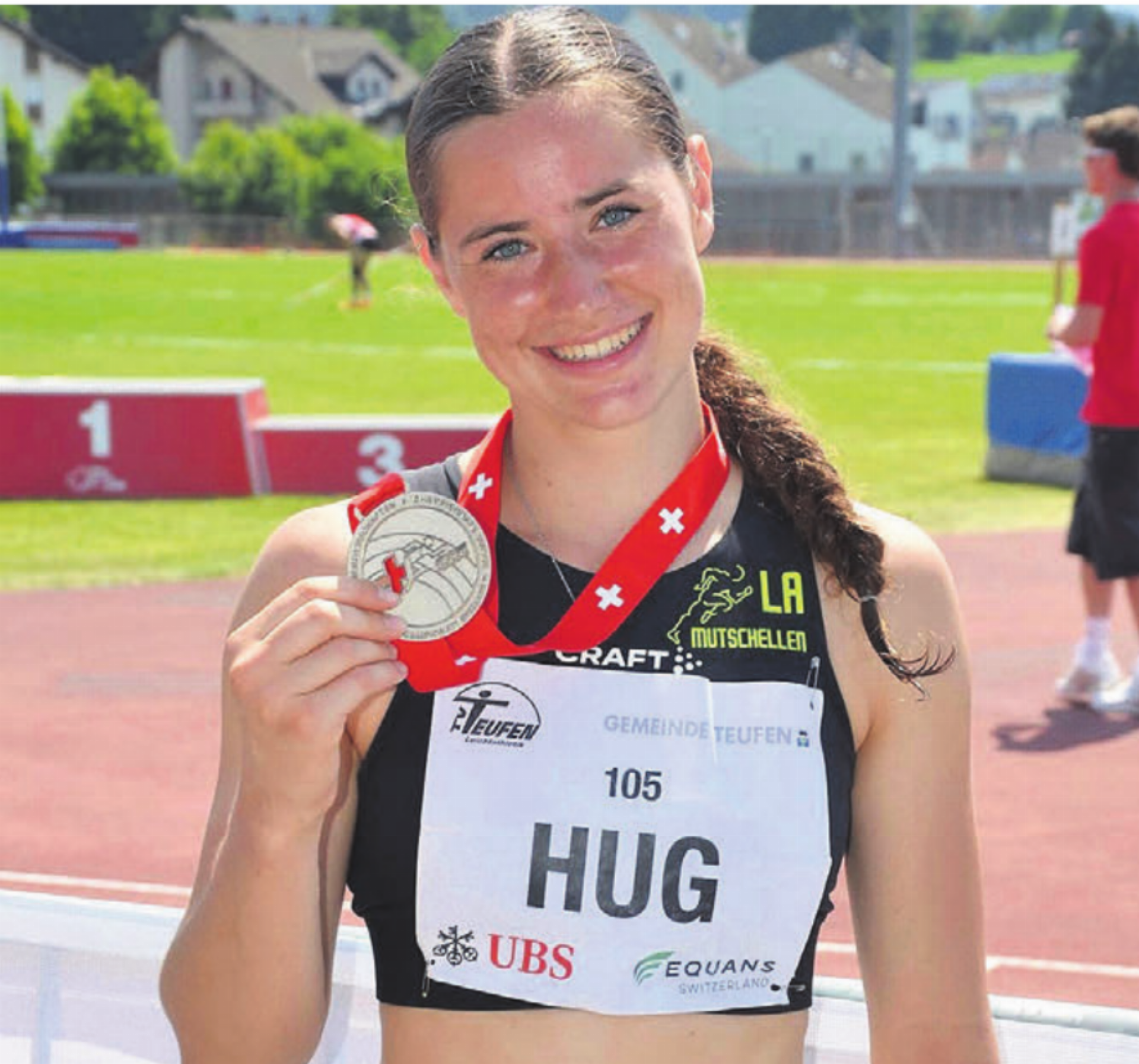 Norina Hug mit ihrer Silbermedaille von der SM. Die 18-Jährige konnte mit ihren Leistungen auch die Limite für die U20-Weltmeisterschaften übertreffen. Bild: zg - Das Bild wird blockiert. – Möglicherweise durch einen aktiven Adblocker.