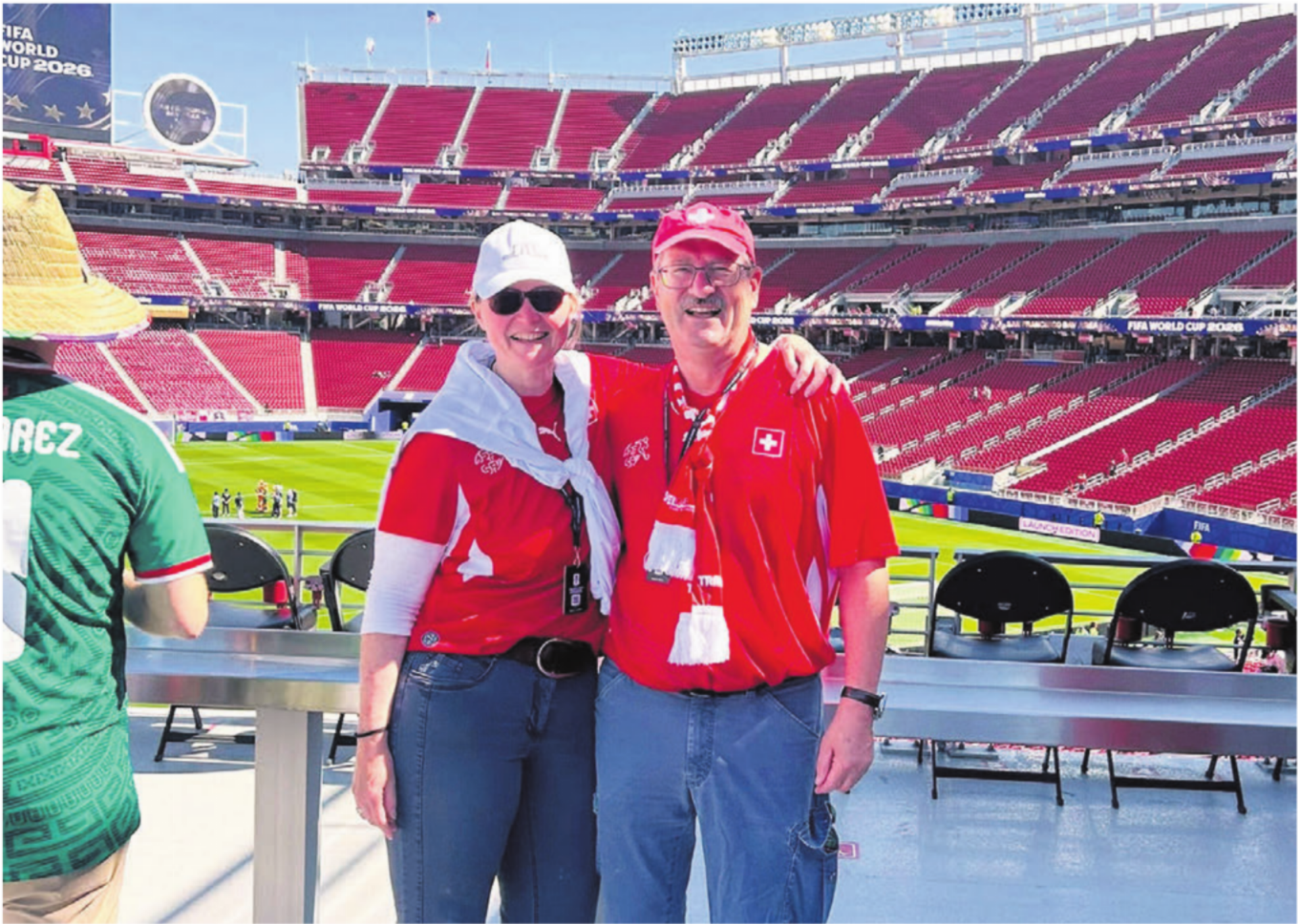 Christian Zemp (rechts) und seine Frau Susanne im Stadion in San Francisco, wo die Schweiz auf Katar traf. «Das Spiel ging etwas in die Hose, aber das Tor von Katar war eine schöne Kiste», sagt er. Bilder: zg - Das Bild wird blockiert. – Möglicherweise durch einen aktiven Adblocker.