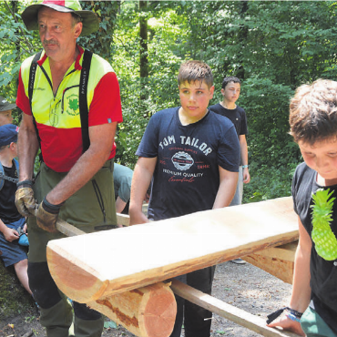 Schule geht auch draussen - Die Schülerinnen und Schüler helfen tatkräftig mit.