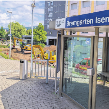 Ein komplett neuer Bahnhof - Die Bagger arbeiten bereits seit Wochen. Doch nun beginnen die Hauptarbeiten rund um die Isenlauf-Haltestelle. Bild: Marco Huwyler