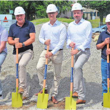Ersatz für 50 Heizöl-Tankwagen - Sie freuten sich über den Spatenstich: (v. l.) Christian Moser (Gemeinderat Widen), Daniel Wernli (Leiter Wärmeproduktion der AEW), Martin Keller (Head of Real Estate Switzerland der Sika Schweiz AG), Philipp Keil (Präsident des Verwaltungsrats der Elektra Widen Betriebs AG), Marc Ritter (CEO der AEW), Stefan Fischer (Projektleiter Wärmegeschäft der AEW) und David Gautschi (Leiter Geschäftsbereich Produktion der AEW). Bild: Roger Wetli
