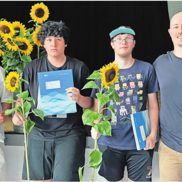 Kein Ende – ein Übergang - Sie treten in einen neuen Lebensabschnitt: (v. l.) Joe Zimmermann, Leon Stockenberger, Jamie Achatz. Verabschiedet wurden sie durch den Klassenlehrer Tobias Staubli. Bild: tyb
