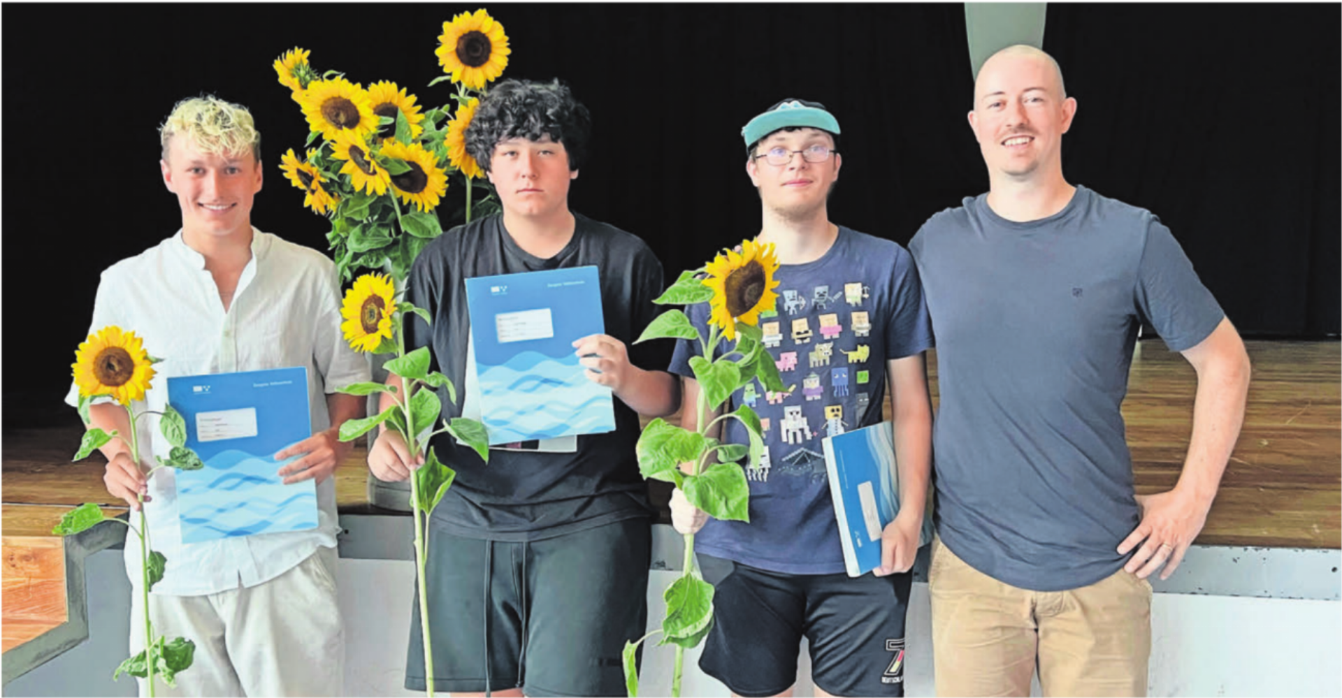 Sie treten in einen neuen Lebensabschnitt: (v. l.) Joe Zimmermann, Leon Stockenberger, Jamie Achatz. Verabschiedet wurden sie durch den Klassenlehrer Tobias Staubli. Bild: tyb - Das Bild wird blockiert. – Möglicherweise durch einen aktiven Adblocker.