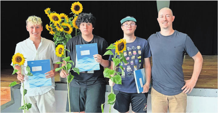 Sie treten in einen neuen Lebensabschnitt: (v. l.) Joe Zimmermann, Leon Stockenberger, Jamie Achatz. Verabschiedet wurden sie durch den Klassenlehrer Tobias Staubli. Bild: tyb