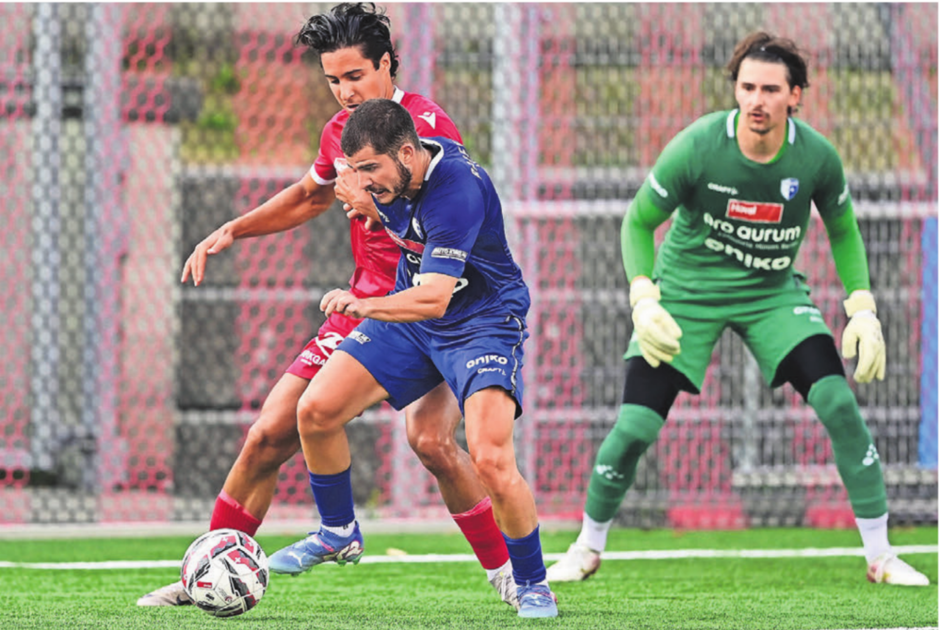 Neuzugang Luis Mestre (in Blau) im Zweikampf gegen Ex-Wohler Younes Oussadit. Weder der neue Abwehrspieler noch Goalie Nico Ammann (rechts) konnten die Testspielniederlage gegen Baden verhindern. Bild: Alexander Wagner - Das Bild wird blockiert. – Möglicherweise durch einen aktiven Adblocker.