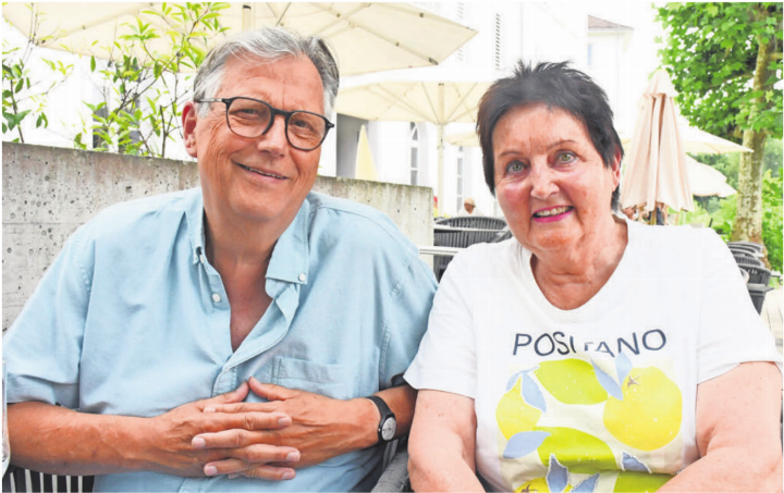 Die Kinomacher: Pitsch und Irene Bachmann freuen sich darauf, zum 32. Mal die Besucherinnen und Besucher im Open-Air-Kino begrüssen zu dürfen. Bild: Daniel Marti