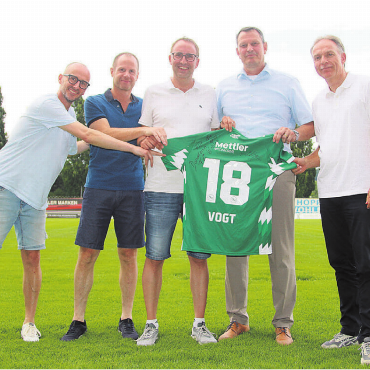 Ein Trikot und ein Abschied - Der Vorstand der Donatorenvereinigung freut sich über das erhaltene Vogt-Trikot (von links): Daniel Trottmann, Stephan Jöhl, Matthias Fricker, Gemeindeammann Roland Vogt, Remo Wissmann. Bilder: Josip Lasic