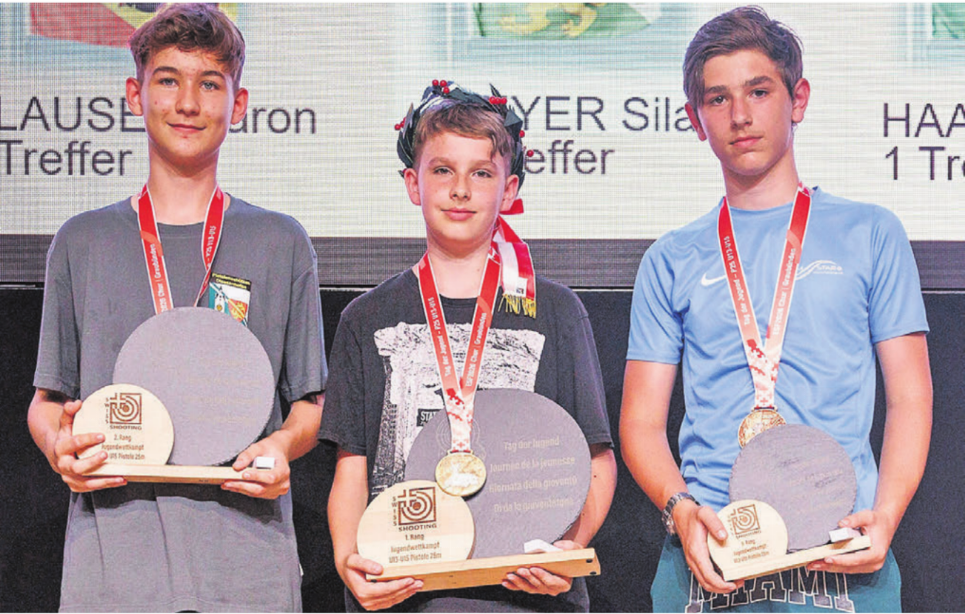 Eine starke Leistung – Eidgenössischer U15-Sieger mit der Pistole: Der Wohler Fabian Hunn (Mitte) vor dem Thurgauer Tim Plecas (links) und dem Zürcher This Maissen. Bild: pd - Das Bild wird blockiert. – Möglicherweise durch einen aktiven Adblocker.