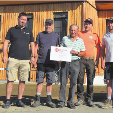 Holz aus dem eigenen Wald - Stolz auf den Holzpreis (v.l.): Reto Saxer (R. Saxer Holzbau), Architekt Roman von Arx, Simon Kohler, Alois Kohler, Förster Guido Schibli und Roger Saxer (R. Saxer Holzbau).    Bild: Roger Wetli