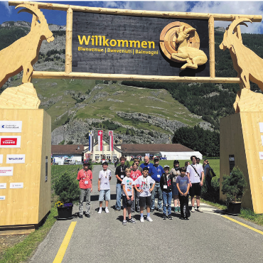Mit der Jugend ins Bündnerland - Delegation aus Zufikon: Die Schützen geniessen Natur, Wetter, Anlass und posieren unter dem charakteristischen Wappentier des Eidgenössischen Schützenfests in Chur.   Bild: zg