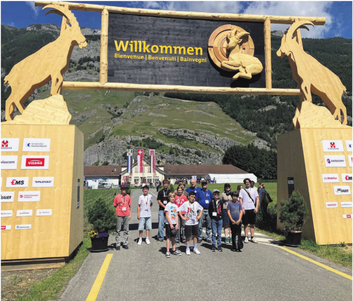 Delegation aus Zufikon: Die Schützen geniessen Natur, Wetter, Anlass und posieren unter dem charakteristischen Wappentier des Eidgenössischen Schützenfests in Chur.   Bild: zg